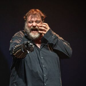 Stefano Fresi Instagram - Nemesio Rea : “È terribile questo dramma… Guardate! Dentro questo personaggio d’acciaio c’è un attore, fatto di talento, volontà, memoria. 
Ma dentro l’attore… chi c’è?” 
[G. Battiato]
Ph. @chiaracalabro_ph 
@stefano_francioni_produzioni 
@marcopalmieri100100 @#
@valeria_flore_ 
@a.zaneva
@cospazio26 @monticelli.valentina