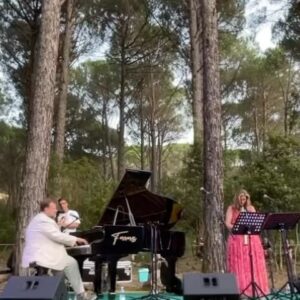 Stefano Fresi Instagram - Ieri sera è iniziato tutto così. Un pianoforte e un sassofono soprano nel bosco a Curadureddu, Tempio Pausania. Una canzone sull’amore che va e che viene ha aperto una serata in cui abbiamo scoperto quanto amore, immutato nel tempo, lega certi affetti che hanno una lunga storia. E così ti abbiamo salutato, stando insieme. Uniti. Col cuore gonfio di emozione e gli occhi incapaci di trattenere le lacrime. 
Ringrazio tutta l’organizzazione del @tempiofaberfestival per averci chiesto di esserci e averci coccolato con grazia e dedizione. 
Ringrazio il pubblico presente e partecipe. 
E ringrazio te, anima mia, che mi regali la vita ad ogni nota che suoni. @cristianapolegri

Un ringraziamento speciale a #sandrofresi il mio nuovo vecchio amico!