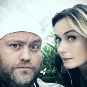 Stefano Fresi Instagram - È che sul set si incontrano sia i personaggi che le persone (cioè gli attori che li interpretano), qui passano gli anni e si intrecciano legami, si creano amicizie e si sente familiarità.

Per esempio Fusco - Battaglia si incontrano poco ma si conoscono bene, come noi due che alla fine anno dopo anno ci si vole bene sempre di più, de’!

P.s. per chi ancora si stia chiedendo cosa sia successo dietro al backstage, ecco la risposta: una scarica di selfie e mucho love❤️💥😘

#stefanofresi #amicizia #friendship #BarLume @SkyItalia @NOWTV_It #SkyOriginal #Delittidelbarlume