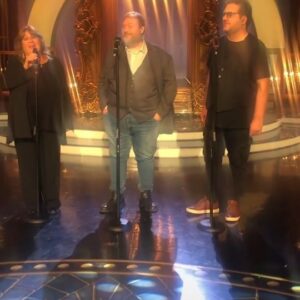 Stefano Fresi Instagram - Un bacio a mezzanotte @stefano.fresi @emanuela_fresi_real @fornari.toni dallo spettacolo #CetraUnaVolta