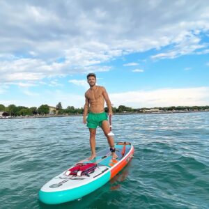 Stéfano de Gregorio Instagram - Como soy Argentino y todos suben foto de verano, hago honor a la patria y subo unas fotos de mi verano acá en 🇪🇸 hace unos meses 😂•
Ustedes son del calor o del frío? 🤔