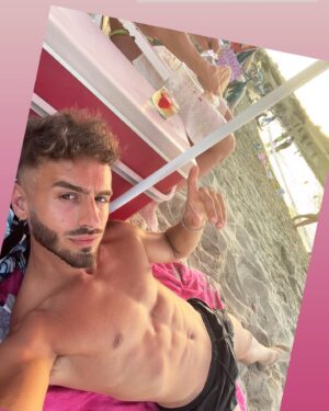 Stéfano de Gregorio Instagram - Como soy Argentino y todos suben foto de verano, hago honor a la patria y subo unas fotos de mi verano acá en 🇪🇸 hace unos meses 😂•
Ustedes son del calor o del frío? 🤔