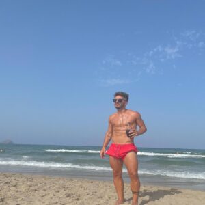 Stéfano de Gregorio Instagram - Como soy Argentino y todos suben foto de verano, hago honor a la patria y subo unas fotos de mi verano acá en 🇪🇸 hace unos meses 😂•
Ustedes son del calor o del frío? 🤔