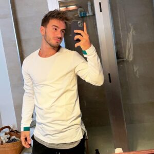 Stéfano de Gregorio Instagram - Selfie al joespe, ya van más de 2 meses que @instagram & @facebookapp me cerraron mi cuenta oficial y todavía sigo sin novedades 🤷‍♂️😅 Gracias a todos por los mensajes buena onda y la buena vibra, desde acá estando lejos de los míos hay días que son bravos, pero siempre le busco la vuelta para sacar una sonrisa y estar agradecido de donde estoy y las cosas que estoy haciendo!! El viernes me voy a Copenhague 🇩🇰 a ver otro torneo épico como @blastpremier , feliz de disfrutar estas cosas y más estando al lado de un gran amigo que me dió este hobby tan lindo que es el Counter @jotitabe 💪❤️✈️😜