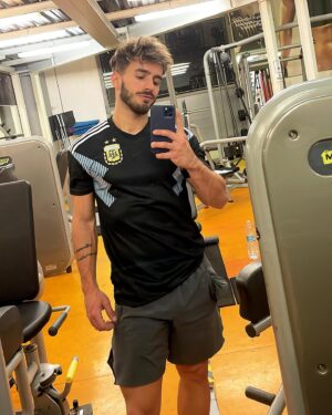 Stéfano de Gregorio Instagram - Con la 🇦🇷 siempre, en unos días ya estoy de nuevo en casa 🙋‍♂️•
11 meses en europa me enseñaron muchas cosas, conocí muchos países, lugares y pasé por experiencias muy buenas, es verdad que viajar te abre mucho la cabeza. Gracias a este camino de intentar jugar al ⚽️ y que lamentablemente no lo pude hacer por que hace 8 meses sigo esperando mis papeles entiendo que no tenia que ser y que todo pasa por algo, lo bueno de este camino es que me cambió totalmente mis hábitos, ahora disfruto entrenar y comer sano, es un gran cambio; Es muy importante tanto para la salud como para la cabeza!! Les dejo ese dato por si les sirve 💪 (y nunca me voy a olvidar los casi 2 meses que pasé entrenando en un plantel profesional, una experiencia única mal 🙏❤️) •
Ahora vuelvo gracias a dios con proyectos por abordar, que todavía no puedo contarles nada, pero principalmente vuelvo por que extraño mucho a los míos 😍💪•
Pd: en la segunda foto no busco hacerme el banana, subo fotos así desde qe tengo 15 años, es solo para mostrarles cómo fue cambiando mi cuerpo, y que a uno le gusta que también gracias al esfuerzo se van notando los cambios 🥰