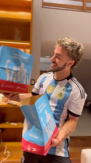 Stéfano de Gregorio Instagram - Ahora desde la app de PedidosYa, podes pedirle a La Selección, eso que te encantaría que pase en cada partido y si tu pedido se cumple, participas por camisetas oficiales de la selección AUTOGRAFIADAS 😍

Entra a la APP, anda a restaurants y clickeá en el banner “Pedile a La Selección” ✅

Pedí algo distinto en cada partido y participá.
Sigamos pidiendo muchachos! 🇦🇷🤞🏼 @pedidosya