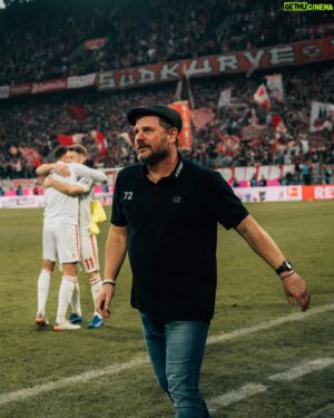 Steffen Baumgart Instagram - Ich finde auch im neuen Jahr nicht die richtigen Worte für diesen Abschied aber Bilder sagen wohl mehr als tausend Worte. 

Die letzten zweieinhalb Jahre sind viel zu schnell vergangen und es war mir eine Ehre ein Teil von euch Kölnern und vom FC gewesen sein zu dürfen. 
Ich danke euch vom Herzen für die Unterstützung in den letzten Jahren. 

Mein ganz persönlicher Dank geht ans Callcenter, die Jungs und alle rund ums Geißbockheim.

Ich wünsche dem @fckoeln viel Erfolg und Kraft 💪🏼 

Euer Steffen 7️⃣2️⃣