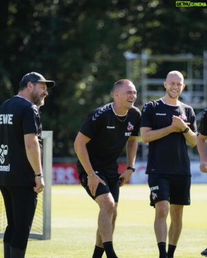 Steffen Baumgart Instagram - Ich finde auch im neuen Jahr nicht die richtigen Worte für diesen Abschied aber Bilder sagen wohl mehr als tausend Worte. 

Die letzten zweieinhalb Jahre sind viel zu schnell vergangen und es war mir eine Ehre ein Teil von euch Kölnern und vom FC gewesen sein zu dürfen. 
Ich danke euch vom Herzen für die Unterstützung in den letzten Jahren. 

Mein ganz persönlicher Dank geht ans Callcenter, die Jungs und alle rund ums Geißbockheim.

Ich wünsche dem @fckoeln viel Erfolg und Kraft 💪🏼 

Euer Steffen 7️⃣2️⃣