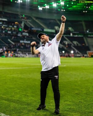Steffen Baumgart Instagram - Danke für einfach alles, Coach! 🥺❤️
___
#effzeh #baumgart