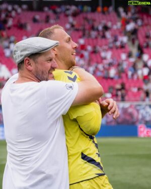 Steffen Baumgart Instagram - Ich finde auch im neuen Jahr nicht die richtigen Worte für diesen Abschied aber Bilder sagen wohl mehr als tausend Worte. 

Die letzten zweieinhalb Jahre sind viel zu schnell vergangen und es war mir eine Ehre ein Teil von euch Kölnern und vom FC gewesen sein zu dürfen. 
Ich danke euch vom Herzen für die Unterstützung in den letzten Jahren. 

Mein ganz persönlicher Dank geht ans Callcenter, die Jungs und alle rund ums Geißbockheim.

Ich wünsche dem @fckoeln viel Erfolg und Kraft 💪🏼 

Euer Steffen 7️⃣2️⃣