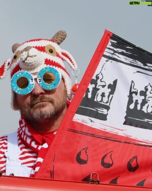 Steffen Baumgart Instagram - Ich finde auch im neuen Jahr nicht die richtigen Worte für diesen Abschied aber Bilder sagen wohl mehr als tausend Worte. 

Die letzten zweieinhalb Jahre sind viel zu schnell vergangen und es war mir eine Ehre ein Teil von euch Kölnern und vom FC gewesen sein zu dürfen. 
Ich danke euch vom Herzen für die Unterstützung in den letzten Jahren. 

Mein ganz persönlicher Dank geht ans Callcenter, die Jungs und alle rund ums Geißbockheim.

Ich wünsche dem @fckoeln viel Erfolg und Kraft 💪🏼 

Euer Steffen 7️⃣2️⃣