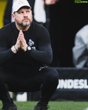 Steffen Baumgart Instagram - Ich finde auch im neuen Jahr nicht die richtigen Worte für diesen Abschied aber Bilder sagen wohl mehr als tausend Worte. 

Die letzten zweieinhalb Jahre sind viel zu schnell vergangen und es war mir eine Ehre ein Teil von euch Kölnern und vom FC gewesen sein zu dürfen. 
Ich danke euch vom Herzen für die Unterstützung in den letzten Jahren. 

Mein ganz persönlicher Dank geht ans Callcenter, die Jungs und alle rund ums Geißbockheim.

Ich wünsche dem @fckoeln viel Erfolg und Kraft 💪🏼 

Euer Steffen 7️⃣2️⃣