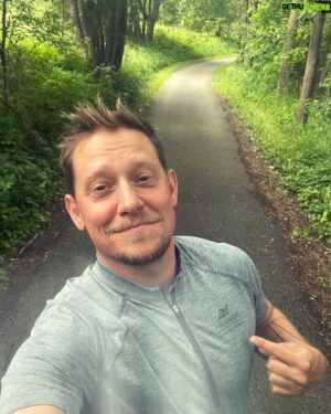 Štěpán Benoni Instagram - @alpineprocz 🇨🇿 …Jo… a proto tak rád běhám v přírodě…. 😂přísahám, že mě málem srazil…😂😂🏃🏻‍➡️🦌🫵….#runrunrun  #running  #forest🌲🌳