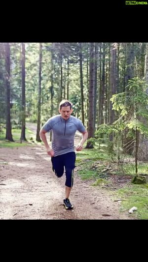 Štěpán Benoni Instagram - Běhej lesem… “běhej Šumavu”… běhej s @alpineprocz 🫵🌲🇨🇿