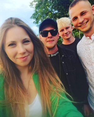 Štěpán Kozub Instagram - Kozubáci! S těmito lidmi jsem vyrůstal! Tak je fajné se jednou  za čas vidět a vidět jak už máme ty hypotéky, deprese a tak ✌️😃✌️ pro sychr: sestřenice Domča - zdravotní sestřička!
Bratranec Adam - Fotbalista! 
Bratranec Míša - Voják!

#family #rodina