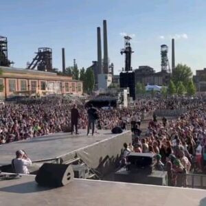 Štěpán Kozub Instagram - Takhle fajně jsme zahájili festival @colours_cz 
@jirikrhut 😊

#music #song #festival #art #work #job