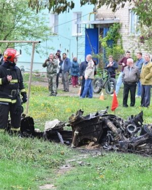 Stepan Putilo Instagram - В БЕЛАРУСИ НА ЖИЛОЙ РАЙОН УПАЛ ВОЕННЫЙ САМОЛЁТ. ОБА ПИЛОТА ПОГИБЛИ
⠀
Лётчики погибли, потому что до последнего пытались отвести самолёт от жилой застройки. Они катапультировались в самый последний момент на критически низкой высоте. Это подтверждают повисший на одном из домов парашют и пятна крови (?) на стене.
⠀
Если бы не самопожертвование пилотов, жертв на земле могло бы быть гораздо больше — район очень густо застроен. Пилотам удалось увести самолёт буквально в единственный незастроенный участок.
⠀
Пилоты Андрей Ничипорчик и Никита Куканенко — настоящие офицеры и герои Беларуси. Редакция NEXTA выражает соболезнования родным и близким погибших.