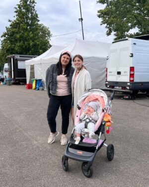 Štěpánka Fingerhutová Instagram - Tohle není moje miminko! Jen filmovací! Moje seriálová Laura má dcerku, a je to to nejúžasnější natáčecí miminko na světě, Monika se na nás smála celý natáčení, brečela jak na lusknutí akorát, když to bylo ve scénáři a vrchol jejího intuitivního talentu byl, když si ublinkla přesně ve scéně, kdy se to mělo stát. Byla fakt úplně bezkonkurenční, normálně se děti vymněňují za panenky po jednom záběru aby nerušili další dialog a tady jí naopak ještě přidávali do scén díky tomu, jaká je to pohodářka. A bonusem byla její skvělá maminka, se kterou jsme toho spoustu naklábosily 🤍 Náš Táta v nesnázích a nově i seriálová Žofka už teď v sobotu ve 20:20 na nově, hned dva díly za sebou!