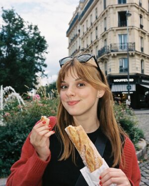 Štěpánka Fingerhutová Instagram - Na Paříž myslím od léta, kdy jsem tam byla s mojí skvělou kamarádkou poprvé, Duolingo mi dneska ohlásilo streak 150 dní 🇫🇷 a já si včera jak omámená koupila letenky. No a teď, zase dneska, mi v mailu přistál vyvolaný můj pařížský film a já vím, že jsem udělala dobře a že tam fakt musím! I am really sad you won’t be around @vian.weiwei but hopefully meet you soon in Europe somewhere 🤍