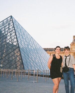 Štěpánka Fingerhutová Instagram - Na Paříž myslím od léta, kdy jsem tam byla s mojí skvělou kamarádkou poprvé, Duolingo mi dneska ohlásilo streak 150 dní 🇫🇷 a já si včera jak omámená koupila letenky. No a teď, zase dneska, mi v mailu přistál vyvolaný můj pařížský film a já vím, že jsem udělala dobře a že tam fakt musím! I am really sad you won’t be around @vian.weiwei but hopefully meet you soon in Europe somewhere 🤍