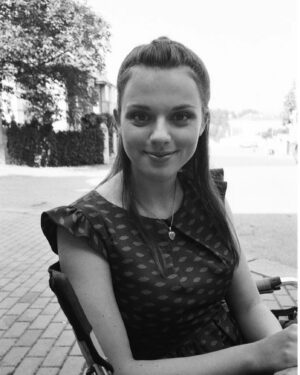 Štěpánka Fingerhutová Instagram - Tak já si ještě půjčím od “ségry” tyhle fotky a taky se dojmu. Děkuju za tuhle příležitost, to především @castingbymaja a za zastupování @evahromnik z @reset_actors co se mi starala o závazky. Náhodou jsem měla ještě jednu nabídku, kterou jsem hrozně nechtěla dělat a trochu to riskla a vsadila vsadila všechno na tohle. Pamatuju si jak strašně jsem si to přála. A vyšlo to! S obrovským bonusem úžasných lidí a s čistým svědomím, to bylo moje nejhezčí natáčení v životě. Děkuju @veronikadivisova_ za to že na place uměla udělat srandu, za to jak byla vždycky perfektně připravená, autentická a plná nadšení do herectví a především vzniklo přátelství. @agatakrystufkova za to, že jsme se po letech shledaly a stala se mojí nejkou. Holky jako bych s váma prožila nějakej alternativní kus života. Do toho Martin, který na nás byl od začátku strašně hodnej, byl vtipnej a byl nám oporou. @jitka_schneiderova která mojí maminku hrála už podruhé a vždycky je skvělá. Kryštofovi, za to že jsme hráli pár už potřetí a nezabili se a taky holkám maskérkám co na nás byly úžasné a všem ostatním ze štábu, včetně kameramana Míly, co se staral o to, že nám to v seriálu celou dobu strašně sluší. V neposlední řadě Tomášovi Pavlíčkovi a Petru Zahrádkovi, kterej má tak skvělej smysl pro humor, že opadly všechny zábrany a na place byla pohoda plná sarkasmu. Taky scénáristům, za to že napsali něco co se v dnešních programech odlišuje a není trapný. Achjo! Moc bych si přála se s váma všema zase potkat. Je mi smutno a děkuju! 🥹🤍