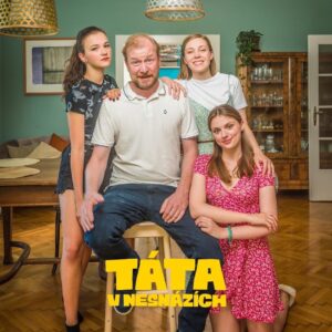 Štěpánka Fingerhutová Instagram - 📺 Hezkou sobotu, milí! 🌟 Dnes večer ve 20:20 konečně uvidíte na nově první díl našeho seriálu "Táta v nesnázích" ! 
Moc se teším na to, co na něj řeknete! Slibuju vám spoustu legrace a příjemných chvil. Byl to pro mě srdcový projekt, což asi vidíte v míře v jakém ho tu promuji. Doufám, že se stane i vaším oblíbeným.
🕣🍿 #TátaVNesnázích @tvnovaofficial #segryvzdyckyspolu