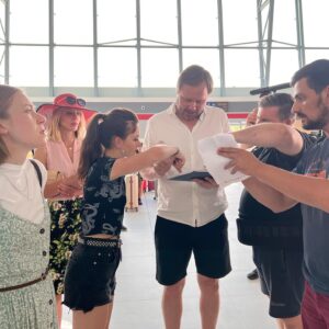 Štěpánka Fingerhutová Instagram - 📺 Hezkou sobotu, milí! 🌟 Dnes večer ve 20:20 konečně uvidíte na nově první díl našeho seriálu "Táta v nesnázích" ! 
Moc se teším na to, co na něj řeknete! Slibuju vám spoustu legrace a příjemných chvil. Byl to pro mě srdcový projekt, což asi vidíte v míře v jakém ho tu promuji. Doufám, že se stane i vaším oblíbeným.
🕣🍿 #TátaVNesnázích @tvnovaofficial #segryvzdyckyspolu