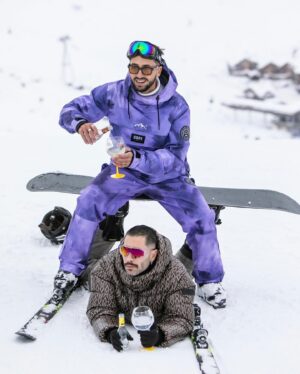Stéphane Rodrigues Instagram - Retour en images sur ce weekend au @festivalpedhuez avec la team @villaschweppes ❤️‍🔥 on a clairement mis le fuegooo!!
•
Et toi, quelle est ta destination de sport d’hiver préférée? 🏂💨