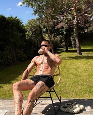Stéphane Rodrigues Instagram - J’annonce officiellement la saison estivale dans mon jardin ouverte! ☀️🍃😎 PS la derniere photo c’est cadeau! 😆
•
#lechantdesoiseaux #lecalme #lesoleil #farniente