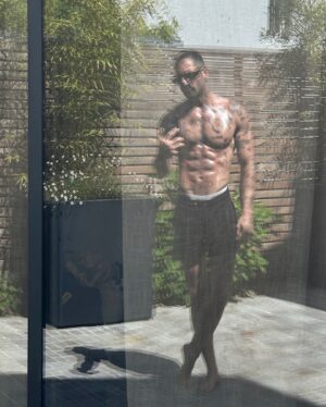 Stéphane Rodrigues Instagram - J’annonce officiellement la saison estivale dans mon jardin ouverte! ☀️🍃😎 PS la derniere photo c’est cadeau! 😆
•
#lechantdesoiseaux #lecalme #lesoleil #farniente
