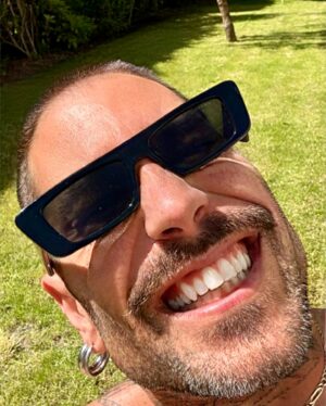 Stéphane Rodrigues Instagram - J’annonce officiellement la saison estivale dans mon jardin ouverte! ☀️🍃😎 PS la derniere photo c’est cadeau! 😆
•
#lechantdesoiseaux #lecalme #lesoleil #farniente