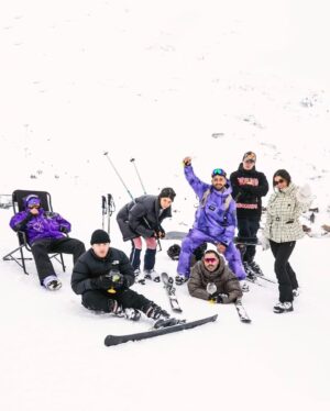 Stéphane Rodrigues Instagram - Retour en images sur ce weekend au @festivalpedhuez avec la team @villaschweppes ❤️‍🔥 on a clairement mis le fuegooo!!
•
Et toi, quelle est ta destination de sport d’hiver préférée? 🏂💨
