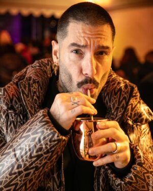 Stéphane Rodrigues Instagram - Retour en images sur ce weekend au @festivalpedhuez avec la team @villaschweppes ❤️‍🔥 on a clairement mis le fuegooo!!
•
Et toi, quelle est ta destination de sport d’hiver préférée? 🏂💨