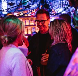 Stéphane Rousseau Instagram - Une soirée 👑 pour mon lancement de livre « Famille royale » au @snowbirdtikibar bar merci pour les photos @pamela.lajeunesse un grand merci à @koeditions et à @maude.pb