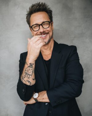 Stéphane Rousseau Instagram - Beaucoup aimé m'amuser devant la lentille d' @alexandre_champagne et toujours un plaisir d'avoir @styledbyshk à mes côtés! Et un gros merci à @michelbrisson et maquillage @anne_marie_makeupartist