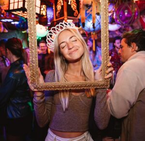 Stéphane Rousseau Instagram - Une soirée 👑 pour mon lancement de livre « Famille royale » au @snowbirdtikibar bar merci pour les photos @pamela.lajeunesse un grand merci à @koeditions et à @maude.pb