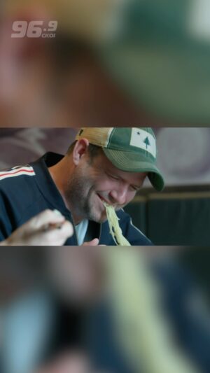 Stéphane Rousseau Instagram - 🍜 𝐄́𝐭𝐢𝐞𝐧𝐧𝐞 𝐭𝐞 𝐫𝐚𝐦𝐞̀𝐧𝐞 premier épisode, disponible ce jeudi le 4 avril dès 9h00 avec comme invité, Stéphane Rousseau!