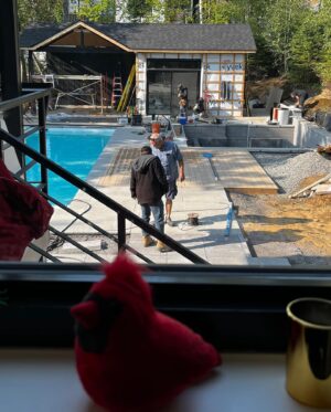 Stéphane Rousseau Instagram - Merci à @rocvale_inc & @unilock & @artis_paysage de nous avoir guidé dans ce méga projet.  Vous êtes des gens passionnés, talentueux qui avez réussi à donner vie à nos idées... qui disons-le, étaient un peu folles ! #Rocvale #unilock #BeaconHill #Sienastone #MurCara #umbriano #Rocvale #Unilock #Inspirerlart #Créateurdart #petanque