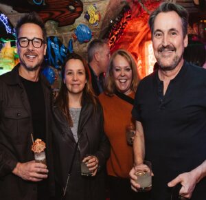 Stéphane Rousseau Instagram - Une soirée 👑 pour mon lancement de livre « Famille royale » au @snowbirdtikibar bar merci pour les photos @pamela.lajeunesse un grand merci à @koeditions et à @maude.pb