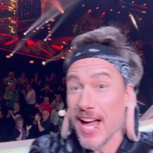 Stéphane Rousseau Instagram - Des petits bouts de moi, ce soir à 18h30 @chanteursmasquestva @styledbyshk