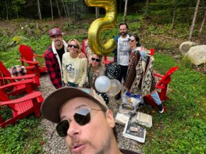 Stéphane Rousseau Instagram - Superbe endroit pour célébrer mon anniversaire entre amis! ☺️Je n’ai pas 5 ans, c’est juste que le 7 a pété! 🎈