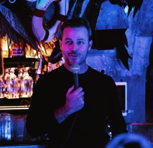 Stéphane Rousseau Instagram - Une soirée 👑 pour mon lancement de livre « Famille royale » au @snowbirdtikibar bar merci pour les photos @pamela.lajeunesse un grand merci à @koeditions et à @maude.pb