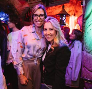 Stéphane Rousseau Instagram - Une soirée 👑 pour mon lancement de livre « Famille royale » au @snowbirdtikibar bar merci pour les photos @pamela.lajeunesse un grand merci à @koeditions et à @maude.pb