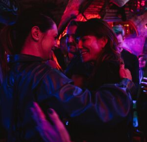 Stéphane Rousseau Instagram - Une soirée 👑 pour mon lancement de livre « Famille royale » au @snowbirdtikibar bar merci pour les photos @pamela.lajeunesse un grand merci à @koeditions et à @maude.pb
