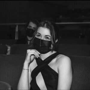 Stéphanie Arav-Clocchiatti Instagram - On a gradué. On est content-es. J’envisage avec enthousiasme, plaisir et détermination ce désormais possible retour sur les petits et grands écrans et ce début sur les planches en tant que professionnelle. Pour fêter ça, j’ai envie de faire un Q/A en story dont le thème sera l’école de théâtre. J’en avais fait un à la fin de la saison 5 de Jérémie et j’avais trouvé ça lefun, donc je récidive pour cette fin d’école. Restez aux aguets de mes storys, je devrais faire ça dans les prochains jours 💐