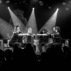 Stéphanie Arav-Clocchiatti Instagram - Quand la game de ouija vire complètement caliente 🌶️
Encore un lundi soir à la @cia_impro_mtl qui s’annonce complètement sauté avec les coucous du 🚩Red Flag 🚩
📸 @lisagloria_robert