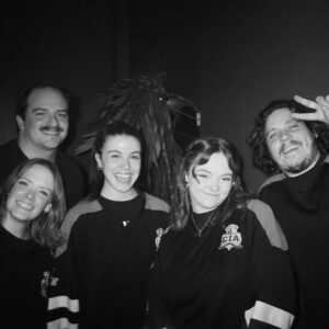 Stéphanie Arav-Clocchiatti Instagram - Quand la game de ouija vire complètement caliente 🌶️
Encore un lundi soir à la @cia_impro_mtl qui s’annonce complètement sauté avec les coucous du 🚩Red Flag 🚩
📸 @lisagloria_robert