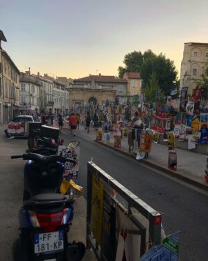 Stéphanie Arav-Clocchiatti Instagram - Le temps dure longtemps
Et la vie sûrement
Plus d'un million d'années
Et toujours en été 🎵