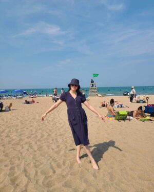 Stéphanie Arav-Clocchiatti Instagram - 28 ans 🎈
Dans la dernière année de vie
J’ai joué au Rideau vert, aux Écuries et à l’Espace libre 🎭
J’ai perdu une grand-maman 🕊️
J’ai fait des progrès en matière de régulation de mes émotions et de mon anxiété 😌
Je suis allée à Cuba et Chicago 🇨🇺🇺🇸
J’ai recommencé l’impro 😹
J’ai commencé à faire de la voix🎙️
J’ai développé une passion pour les finances personnelles et le Vieux-Montréal💰🏛️
J’ai consolidé mes amitiés et mon couple 💕
Je mène une belle vie, je suis chanceuse 🍂