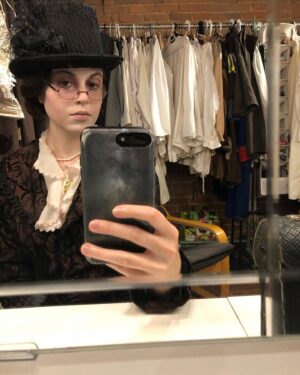 Stéphanie Arav-Clocchiatti Instagram - 28 ans 🎈
Dans la dernière année de vie
J’ai joué au Rideau vert, aux Écuries et à l’Espace libre 🎭
J’ai perdu une grand-maman 🕊️
J’ai fait des progrès en matière de régulation de mes émotions et de mon anxiété 😌
Je suis allée à Cuba et Chicago 🇨🇺🇺🇸
J’ai recommencé l’impro 😹
J’ai commencé à faire de la voix🎙️
J’ai développé une passion pour les finances personnelles et le Vieux-Montréal💰🏛️
J’ai consolidé mes amitiés et mon couple 💕
Je mène une belle vie, je suis chanceuse 🍂